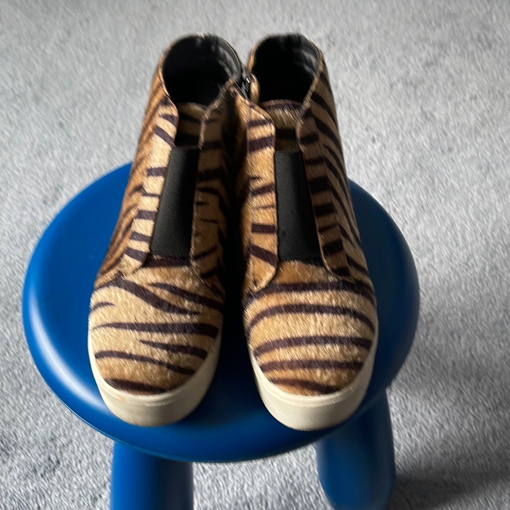 Gorgeous boot. Girls 5.5 like new. Faux fur zipper on side